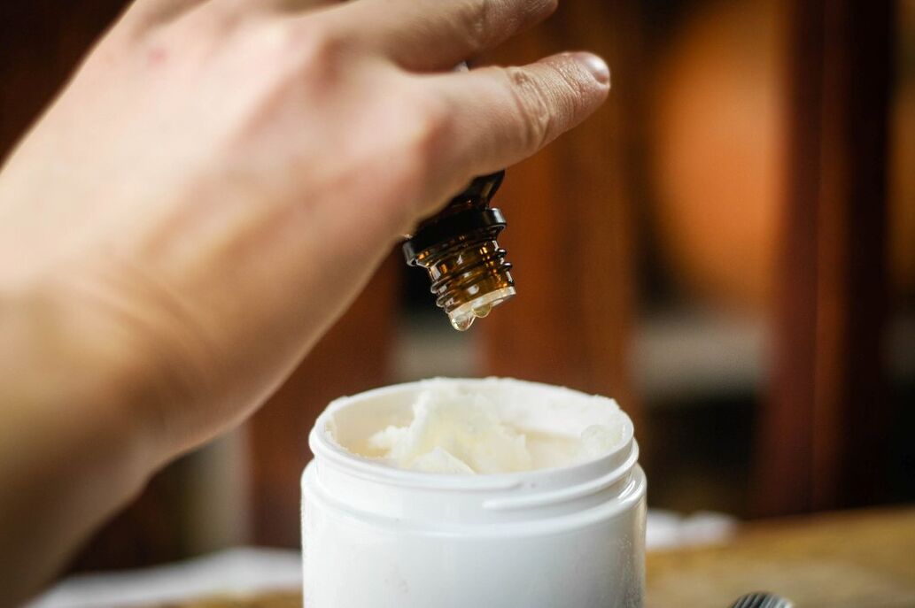 Do not immediately add essential oils to the cream in large quantities - it is better to enrich one portion each time. 